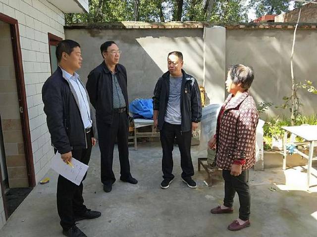 省纪委驻省委统战部纪检组组长李长川到洛宁县城郊乡在礼村调研