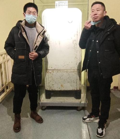 孙妈妈晒孙卓孙海洋合照爷俩长得一模一样网友确认是亲生的