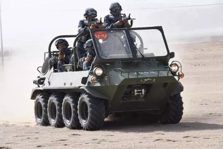 这次我们使用了特种部队现役的山猫全地形两栖突击车作为学员们的训练