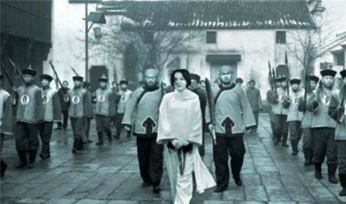 秋瑾斩首前提出三个要求,监斩官只答应两个,百日后