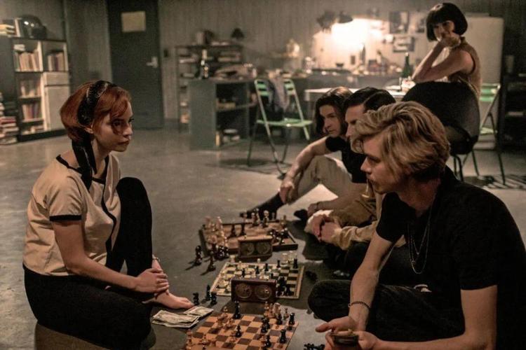 豆瓣评分9.2《女王的棋局》中那些美呆的造型穿搭