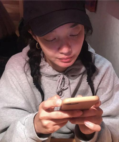拍摄间隙的"打工照",随便一身工服 拖鞋组合,更像是一名合格的喜剧人.