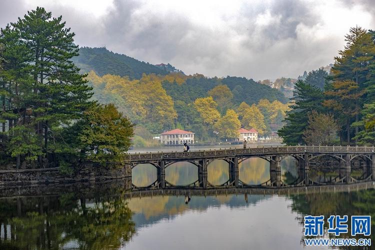 江西庐山湖光山色层林染