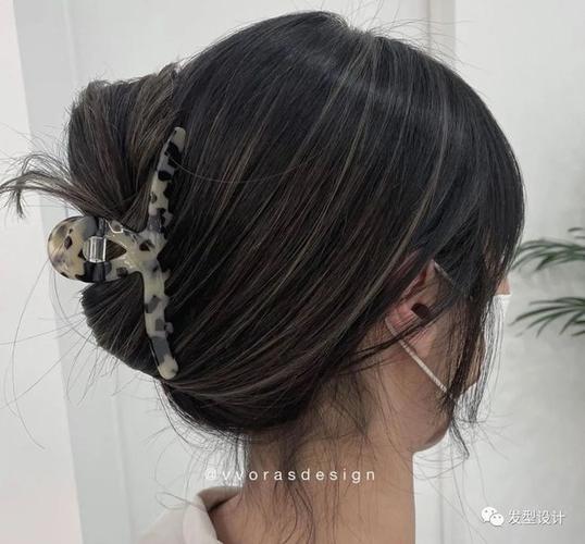 鲨鱼夹发型