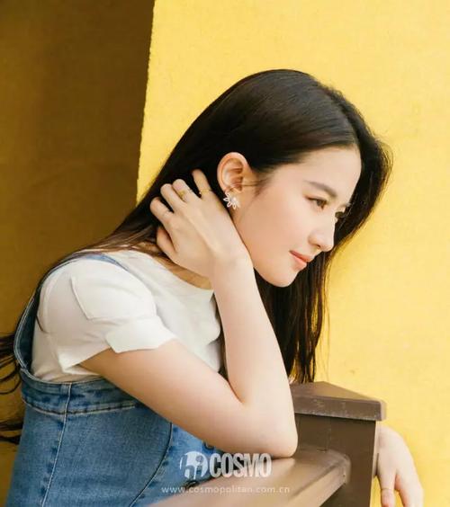 沐本素 | 刘亦菲热巴的自拍"暗藏玄机",她们的小心机都藏在耳朵上