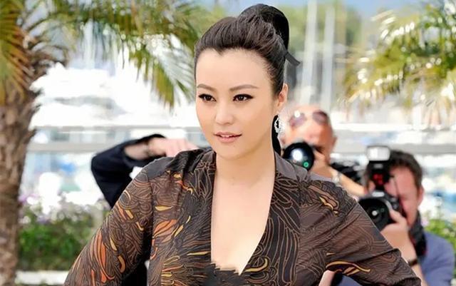 郝美人变郝壮实,42岁的郝蕾为何如此热衷于"装嫩"?