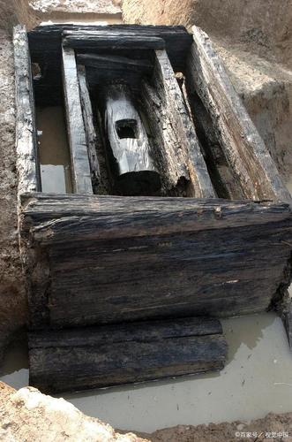 咱说的最直接一点就是套在棺材外面的大棺材.