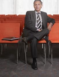 坐在黑色沙发上跷着二郎腿的人 跷二郎腿倚坐在沙发上的美女 穿着西装