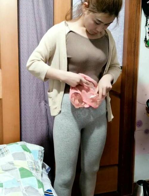 女友的大腿根部缝隙很大