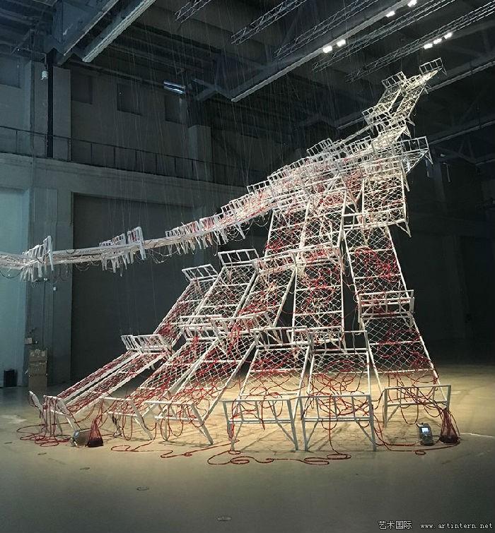 盐田千春《前路未知的旅程》装置,上海当代艺术馆,2017