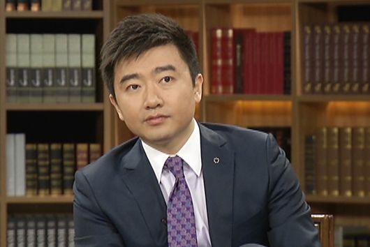 央视前主持人苪成钢已出狱,狱中照片判若两人,公司邀请他工作
