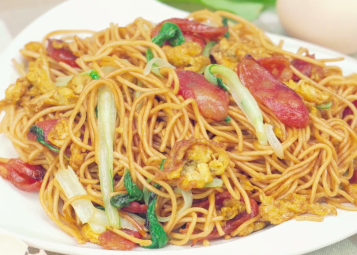 分享一款好吃的香肠鸡蛋炒面,鲜香营养又美味,满满一盘不够吃