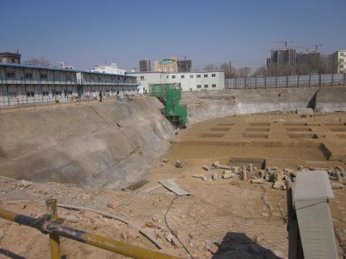 看几张放坡的基坑图片