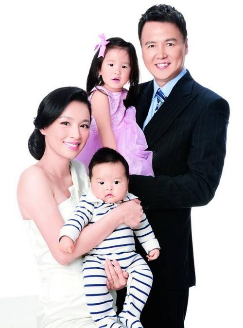 2009年12月,张庭剖腹产下一个女儿;2012年1月再次生下一个儿子,2月