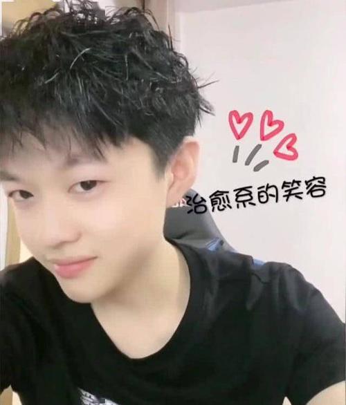 九天狐老自夸帅气,看到正脸的一瞬间,网友:去当偶像吧