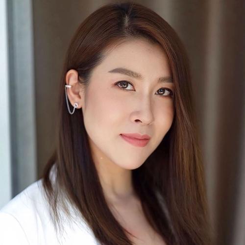 2003年开始出演泰国7台2的电视剧.2007年开始主持电视节目.