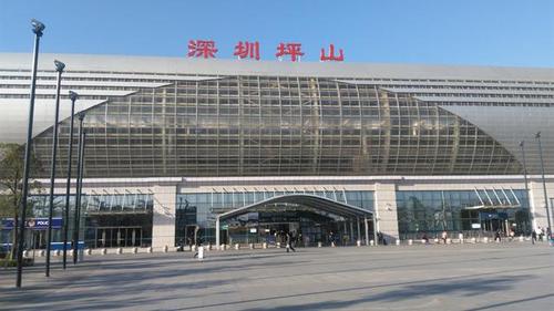 深圳坪山高铁站附近实拍,你们知道站旁边有一个水库吗?