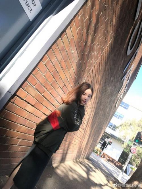 准妈妈雪梨怀孕4个月小腹明显 乘游艇出海红唇美艳