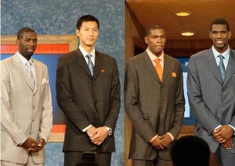 球员易建联被雄鹿队用首轮第六顺位选中,而在他之前的是奥登,杜兰特