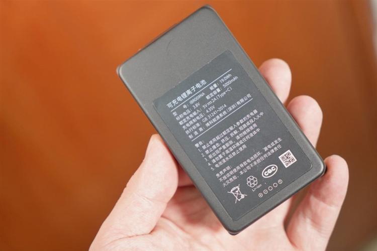 小米智能门锁pro的电池仓放在了室内面板背后,安装4节5号电池即可.