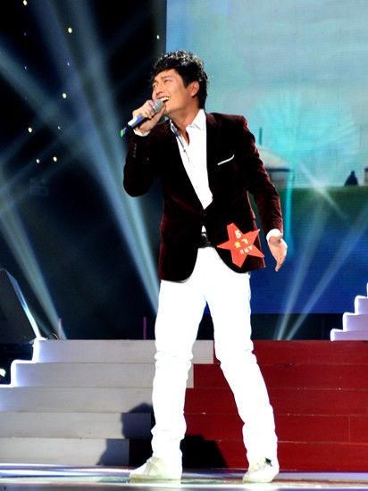 歌手云飞筹备新专辑 寻求突破挑战四种唱法(图)