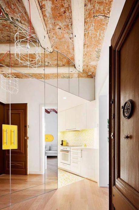 a full-wall small-space mirror 整面墙贴满镜子有一种魔幻的效果