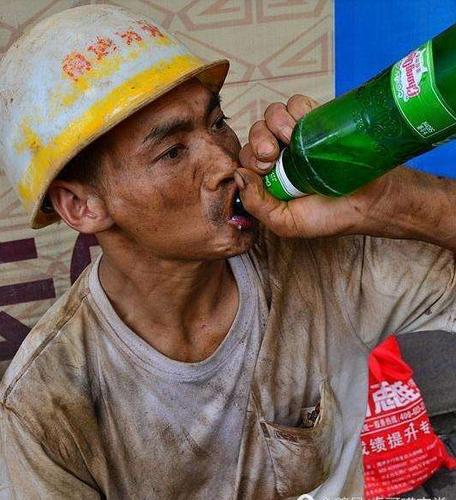农民工的午饭, 大碗吃肉喝酒! 工地干活辛苦, 吃完再来一碗