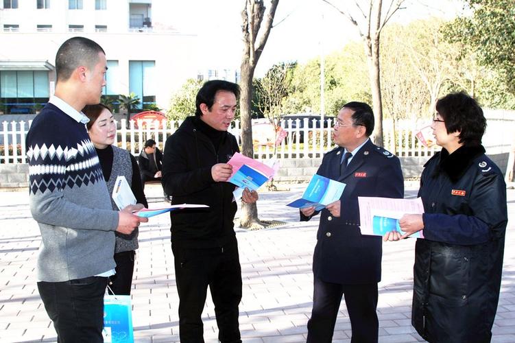 党委委员葛文鹏带领党员先锋队宣传税收政策.