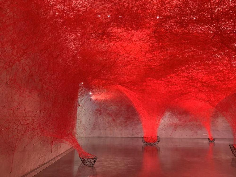 现场盐田千春个展巨型装置里颤动的灵魂