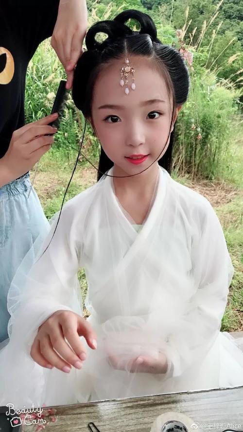 参演了《宝贝有戏》之《七仙女下凡》,饰演小仙女绿儿▼