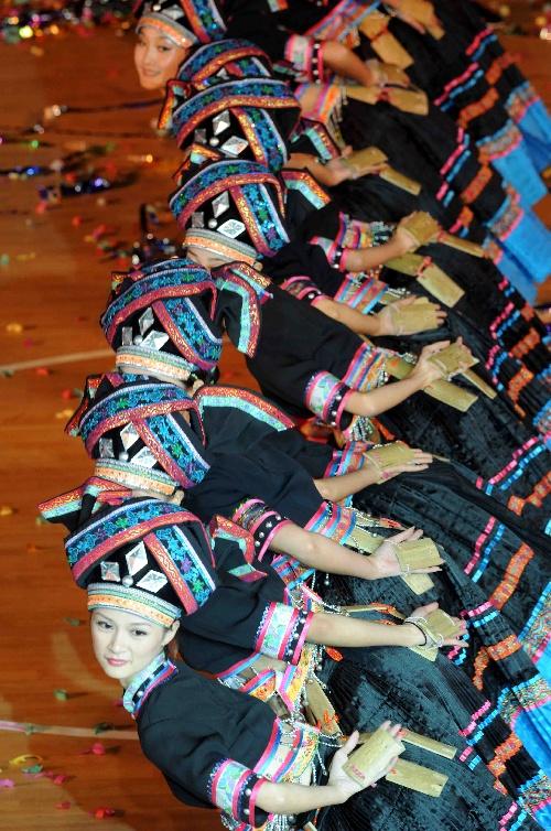 图文:云南省第十三届运动会闭幕 壮族舞蹈表演