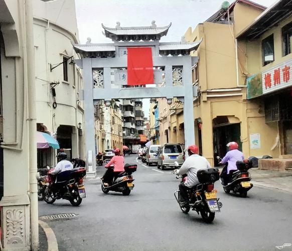 梅城中华路与辅庭路交界处的"望杏坊"牌坊已建好