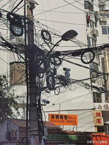 上海街头电线密如蜘蛛网,杂乱无章却并不违和,正是老