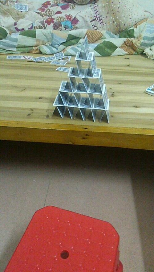 搭扑克牌游戏,培养动手,动脑,细心,看谁搭的最高.孩子