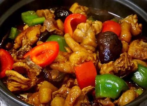 香菇土豆烧鸡块的家常做法,配料简单,鸡肉香浓嫩滑色香味俱全!