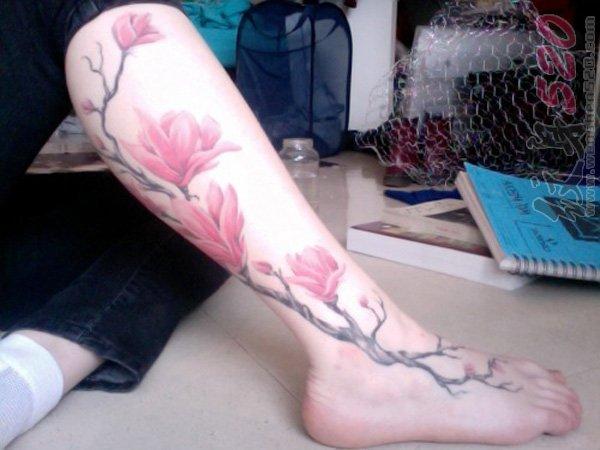 植物纹身 女生小腿上彩色渐变纹身花朵纹身图案