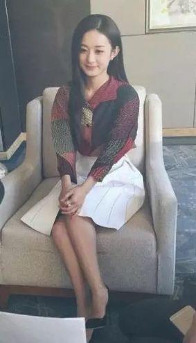 当红女星坐姿: 赵丽颖乖巧, 迪丽热巴接地气, 她被嘲没素质