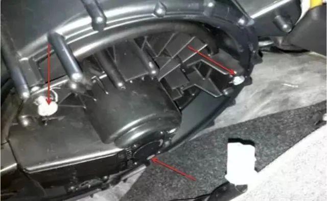 3,拆除鼓风机从入口清洗蒸发箱海马海南马自达323 福美来 海福星等