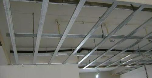 吊顶材料预算 吊顶分类:市场上吊顶材料大致分铝扣板,轻钢龙骨石膏板