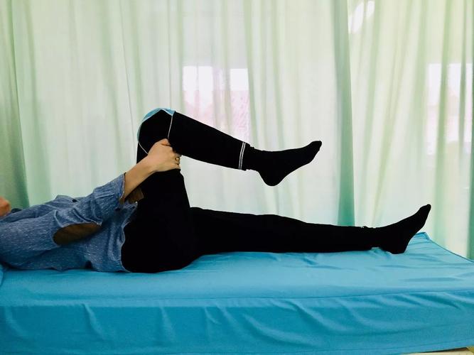 动作  :俯卧屈膝 动作要点:俯卧后屈曲膝关节, 每次  分钟(每天  次