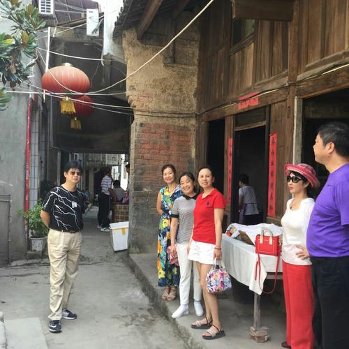 紫阳县高桥镇,一个依山傍水的古镇.我们同学一行8人前往游玩