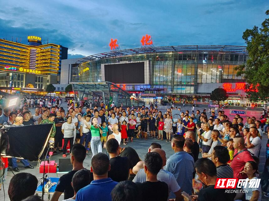 热热热热热!怀化火车站广场网络直播热火朝天