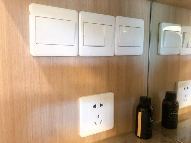 在玄关柜墙面了安装一键开关,出门时可通过一键断电控制全屋的灯光.