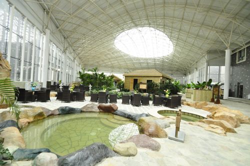 雄县美泉世界温泉假日酒店位于保定市雄县,距北京市100公里左右,距