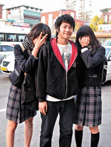 王嘉尔是怎样出道的?从击剑运动员,韩国练习生到如今的偶像歌手