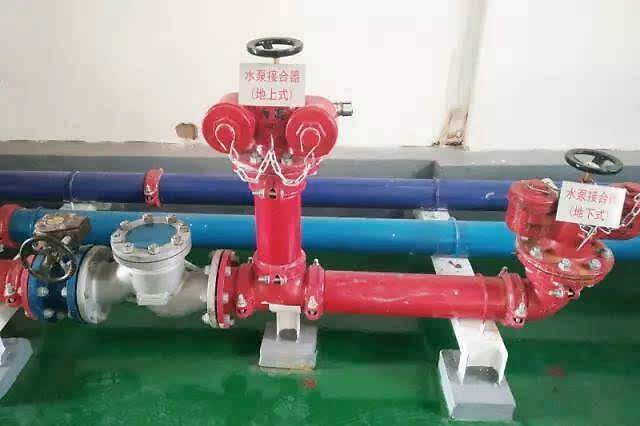 水泵接合器的阀门,应能在建筑物的室外进行操作,且应有保护设施和明显