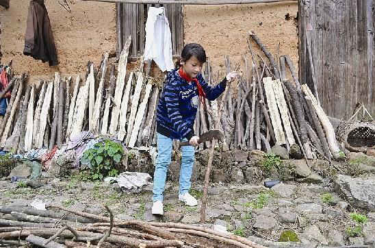 小女孩在劈柴