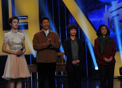 京剧小品《探亲》左起中央电视台主持人张宇,陈平,徐丽丽,郭红伶