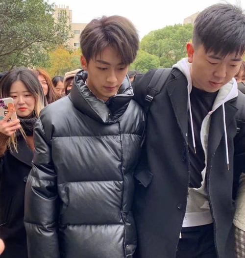 原创 何洛洛素颜艺考被围观,路人关掉十级美颜后,18岁