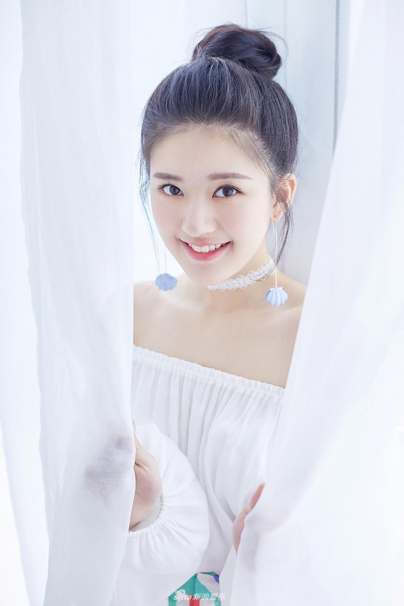 组图:赵露思曝七夕写真 清新可爱诠释少女灵动